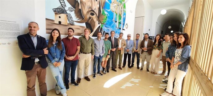 Autoridades ante uno de los 11 murales realizados por el artista urbano 'Chino' en la Facultad de Documentación y Comunicación.