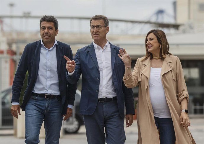 El líder del PP, Alberto Núñez Feijóo (c), el presidente del PP de la Comunidad Valenciana y candidato a la Generalitat, Carlos Mazón (i) y la candidata a la Alcaldía de Valencia, Maria José Catalá (d)durante el acto de inicio de la campaña electoral de