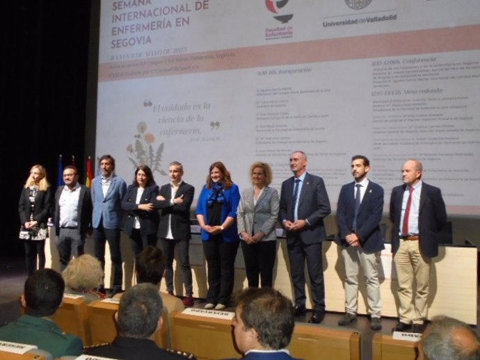 Foto de familia de los participantes en el acto de clausura de la Semana Internacional de Enfermería de Segovia, en el Salón de Actos de La UVA en la ciudad.