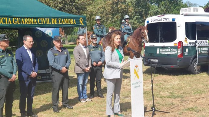 La delegada del Gobierno, Virginia Barcones, presenta los medios de seguridad que se añaden en 2023 a la ruta jacobea