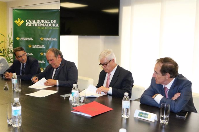 Firma para la renovación los acuerdos de adhesión de Caja Rural de Extremadura a la Alianza Extremadura es Futuro.
