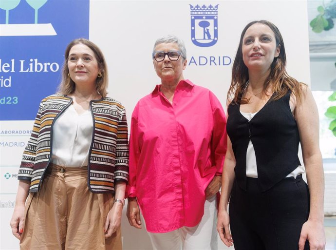 (I-D) La consejera de Cultura, Turismo y Deporte, Marta Rivera de la Cruz; la directora de la FLM, Eva Orúe, y la delegada de Cultura, Turismo y Deporte, Andrea Levy, posan durante la presentación de la 82 Feria del Libro de Madrid