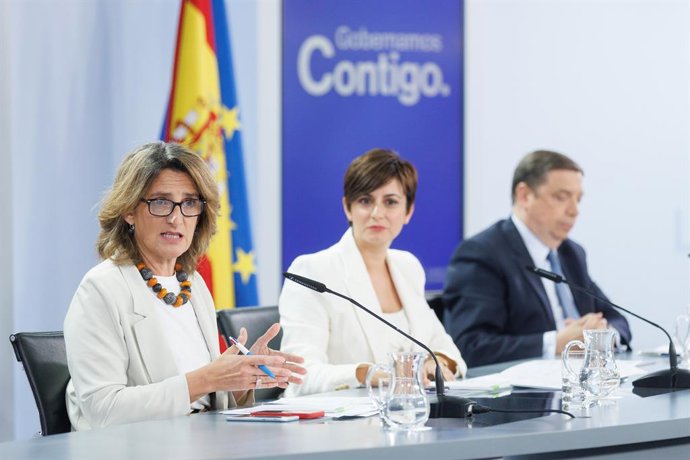 (I-D) La vicepresidenta tercera y ministra para la Transición Ecológica y el Reto Demográfico, Teresa Ribera; la ministra de Política Territorial y portavoz del Gobierno, Isabel Rodríguez, y el ministro de Agricultura, Luis Planas, durante una rueda de 