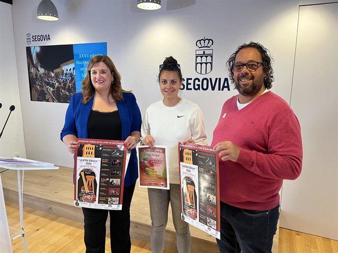 La alcaldesa, Clara Martín, junto con los representantes de la asociación de vecinos La Parrilla de San Lorenzo, Félix Maroto y Ainhoa Montes.