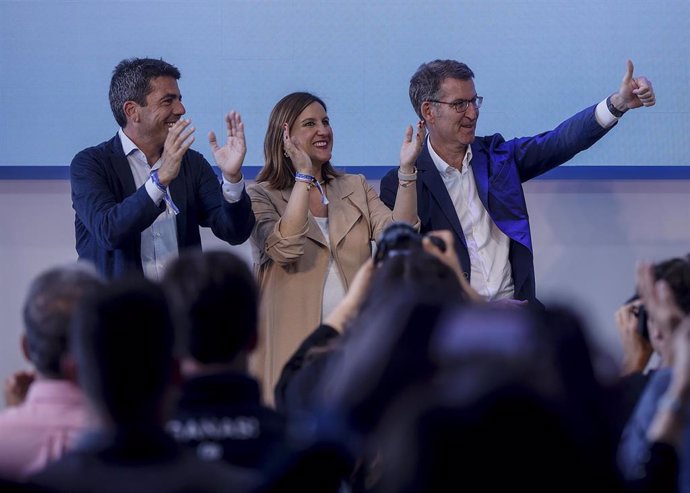 El líder del PP, Alberto Núñez Feijóo (d), el presidente del PP de la Comunidad Valenciana y candidato a la Generalitat, Carlos Mazón (i) y la candidata a la Alcaldía de Valencia, Maria José Catalá (c)durante el acto de inicio de la campaña electoral de