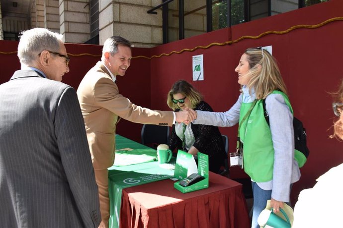 El ministro de Sanidad, José Miñones, visita, junto al presidente de la AECC, Ramón Reyes, la mesa de cuestación que la asociación ha instalado en el acceso principal del Ministerio de Sanidad. En Madrid (España), a 11 de mayo de 2023.