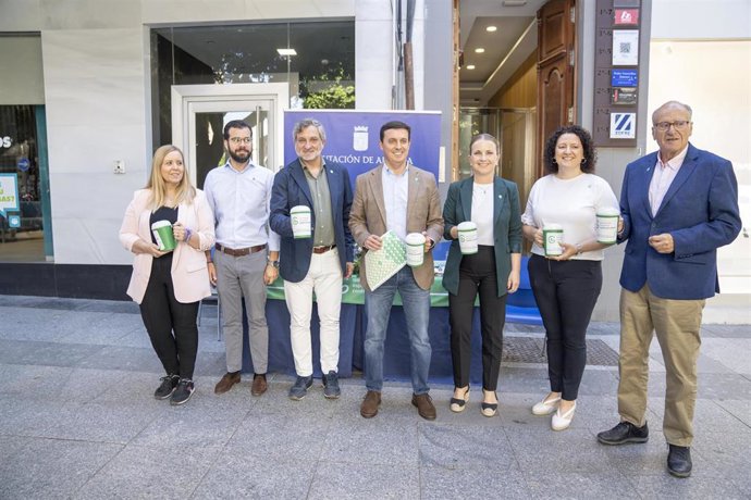 Javier A. García visita la mesa de cuestación en Diputación de la AECC