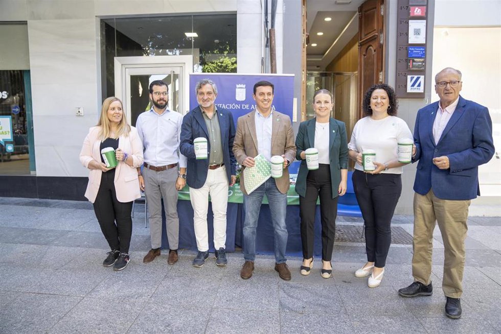 Javier A. García visita la mesa de cuestación en Diputación de la AECC
