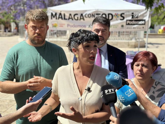 La candidata a la Alcaldía de Málaga de la confluencia de Izquierda Unida y Podemos, junto a Verdes Equo, Más País, Alianza Verde e Iniciativa del Pueblo Andaluz, Toni Morillas, atiende a los medios