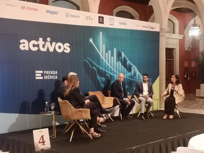 El candidato de Podemos-IU Ismael Sánchez, en el encuentro organizado por el grupo Prensa Ibérica.