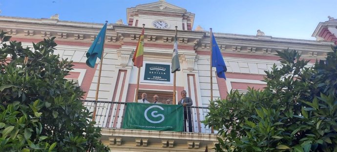 Bandera de la AECC en el balcón de la Casa de la Provincia.