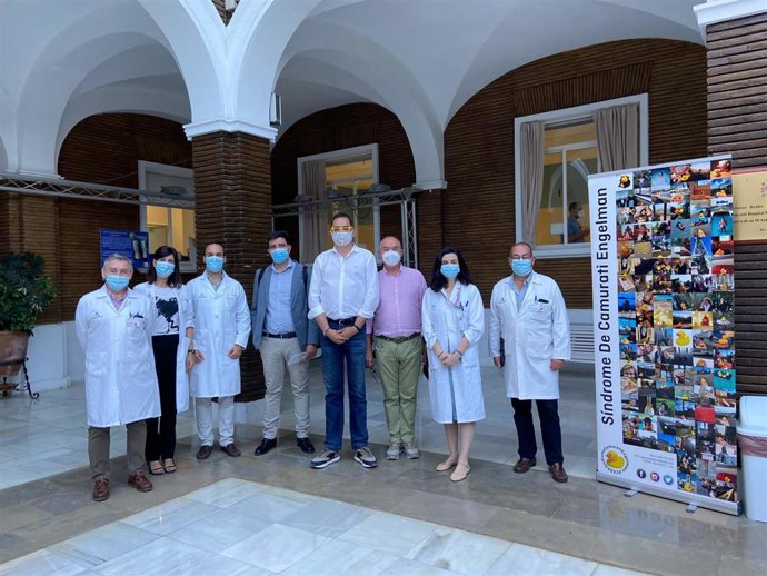 Muestra fotográfica 'Convivir con el Síndrome de Camurati-Engelmann'  en el Hospital General del Virgen del Rocío de Sevilla.