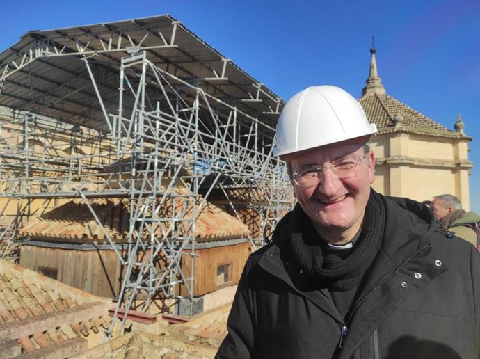 Archivo - El deán de la Catedral, Joaquín Alberto Nieva, ante los andamios que protegen las cúpulas de la macsura de la antigua mezquita de Córdoba, durante una visita a las cubiertas del monumento.