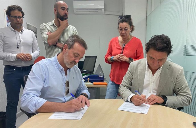 Daniel Sánchez en la firma para la nueva oficina del SAE de Barbate.