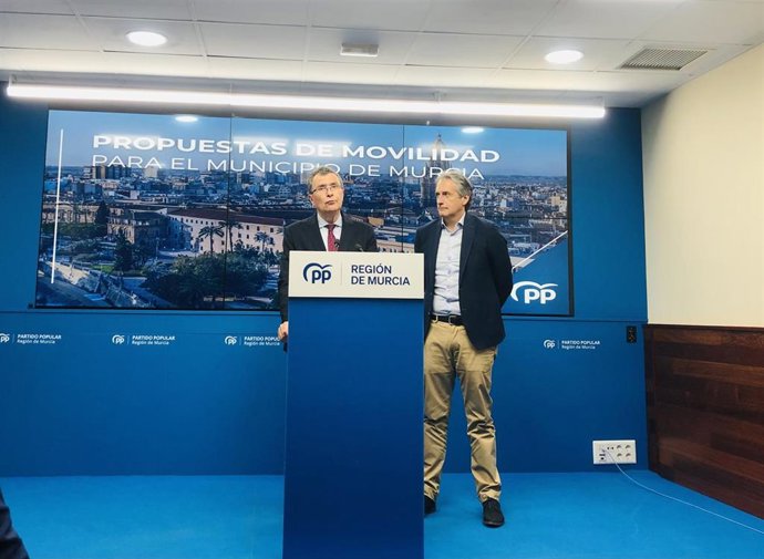 El candidato del Partido Popular a la Alcaldía de Murcia, José Ballesta, y el exministro Íñigo de la Serna