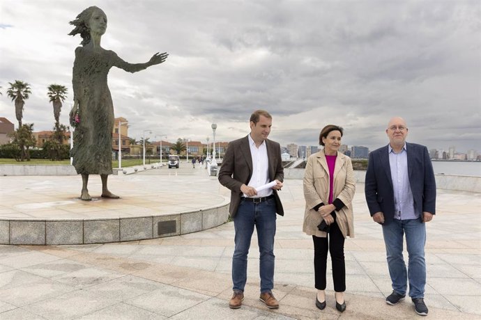 El secretario general de Foro Asturias y candidato a la Presidencia del Principado de Asturias, Adrián Pumares (izda), acompañado de la presidenta del partido y candidata a la Alcaldía de Gijón, Carmen Moriyón, en Gijón