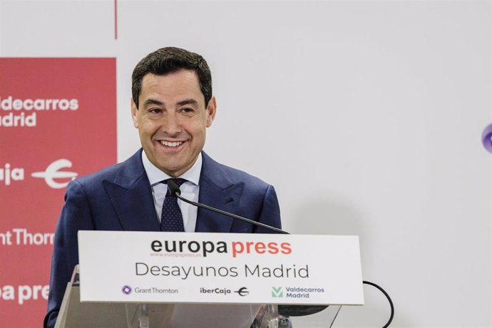 El presidente de la Junta de Andalucía, Juanma Moreno, interviene durante un desayuno Madrid de Europa Press, a 10 de mayo de 2023, en Madrid (España). (Foto de archivo).