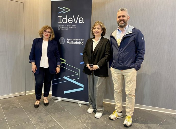 De izquierda a derecha la concejal de Innovación, Desarrollo Económico, Empleo y Comercio, Charo Chávez, Maria Fé Muñiz y Raúl Santa Eufemia, de UGT.