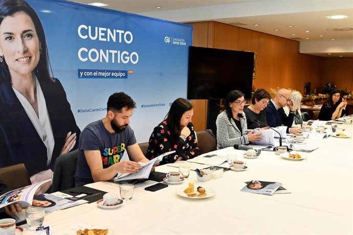 La alcaldesa y candidata del PP a la Alcaldía de Santander, Gema Igual, se reúne con representantes del sector cultural.