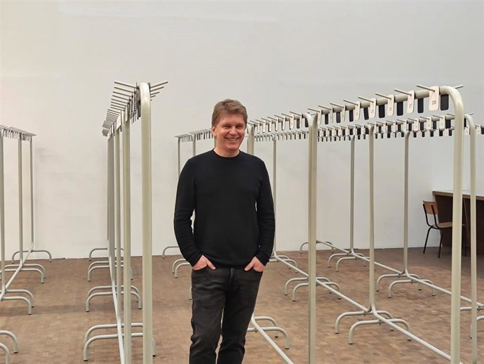 El artista Roman Ondak posa con su obra 'Zone'