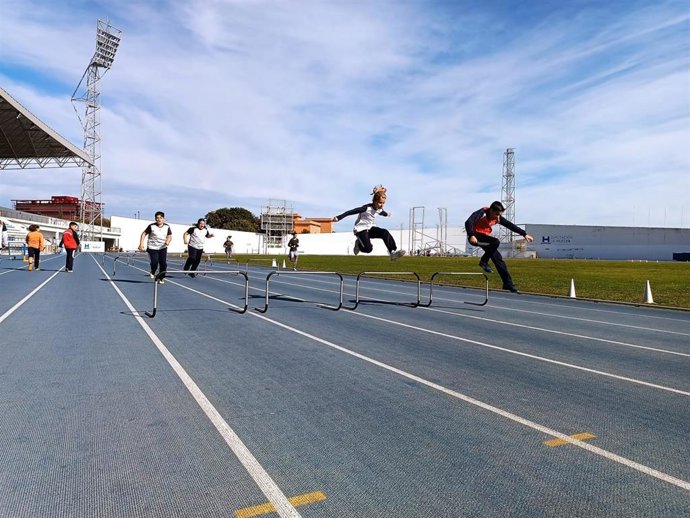Jóvenes practicando atletismo en Huelva.