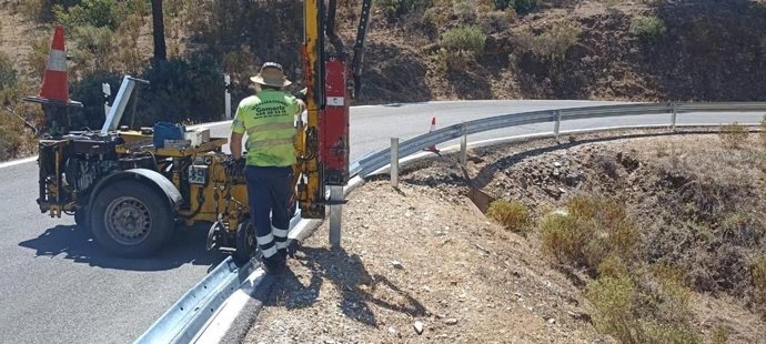 Un operario trabaja en la A-3151.