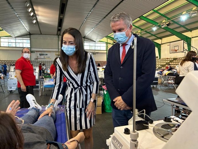 La delegada de la Junta y el delegado territorial de Salud visitan a los donantes de la XV Maratón de Donación de Sangre del Pabellón Rafael Florido, en Almería.