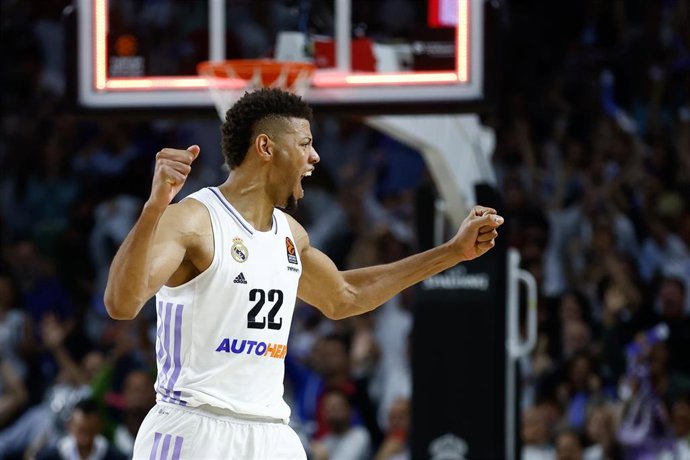 Walter Tavares celebra la victoria del Real Madrid en el quinto partido del 'Playoff' de la Euroliga 2022-2023 ante el Partizán