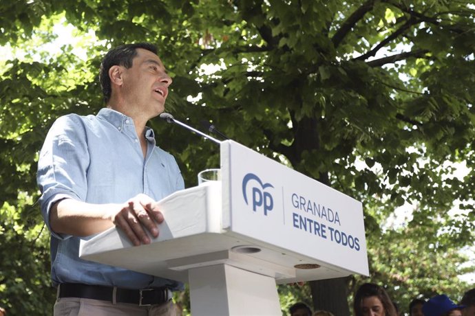 El presidente de la Junta de Andalucía, Juanma Moreno durante su intervención  en el acto público del partido acompañando a la candidata a la alcaldía de Granada, Marifrán Carazo, en el Parque García Lorca a 6 de mayo de 2023 en Granada. (Foto de archiv