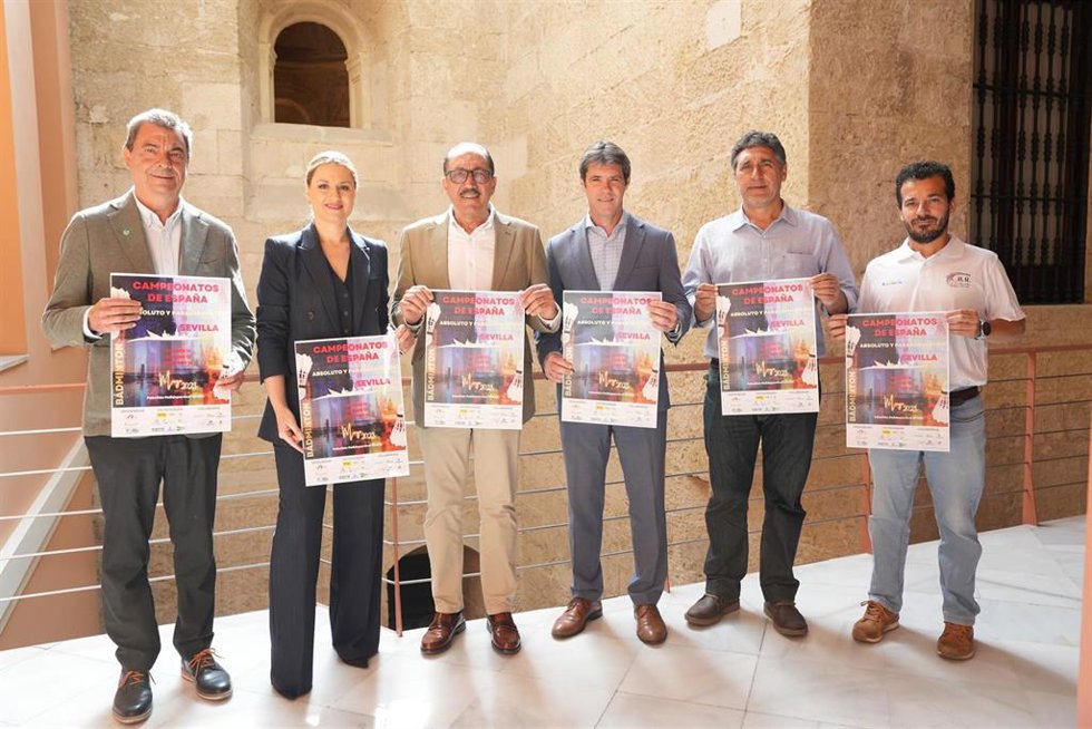 Guevara, en el centro, en la presentación del Campeonato de España de Bádminton que acoge el CD Alcosa del 12 al 14 de mayo.