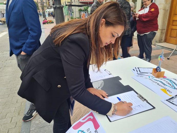 La candidata de VOX, Carolina López, a la presidencia del Principado, firmando el documento para evitar el cierre del ciclo de secundaria del Colegio Nuestra Señora del Rosario en Ribadesella.