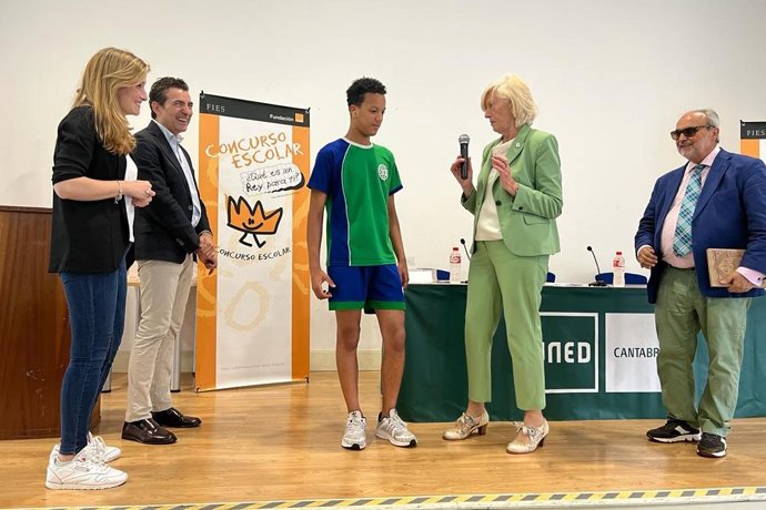 La consejera de Educación, Marina Lombó, con el ganador del cocnruso 'Qué es un rey para tí'