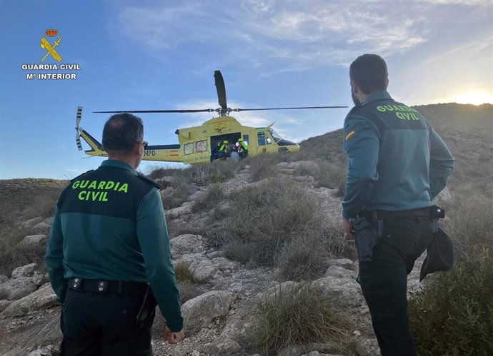 El helicóptero de la Guardia Civil rescata a un senderista