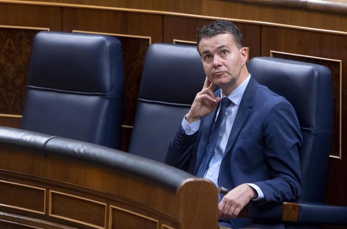 Archivo - El ministro de Industria, Cultura y Turismo, Héctor Gómez, durante una sesión plenaria, en el Congreso de los Diputados, a 11 de mayo de 2023, en Madrid (España). 