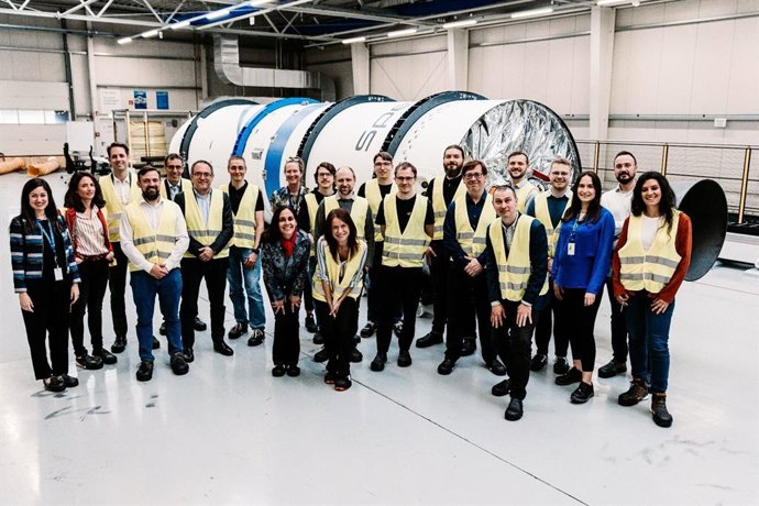 Representantes de la empresa de Elche EMXYS, que fabrica satélites, visitan las instalaciones de Isar Aerospace en Alemania.