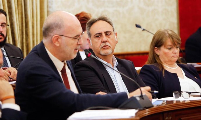 Archivo - Imagen de archivo del exconcejal de Partidas Rurales en el Ayuntamiento de Alicante, Manuel Jiménez Ortiz (centro) durante un pleno del consistorio.