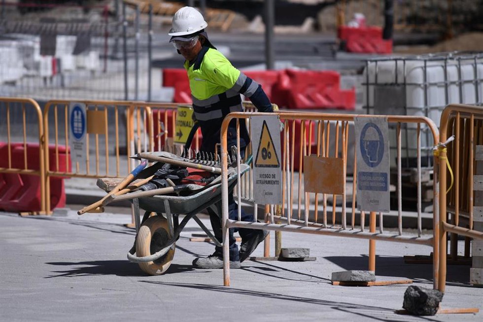 Un obrero trabajando en una obra