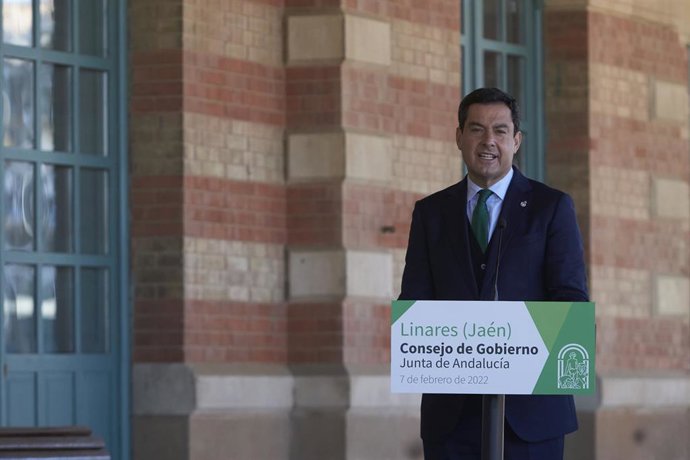 Archivo - El presidente de la Junta, Juanma Moreno, atiende a los medios de comunicación tras el Consejo de Gobierno de la Junta de Andalucía en la Antigua Estación de Linares, a 7 de febrero de 2022 en Jaén (Andalucía, España) (Foto de archivo).