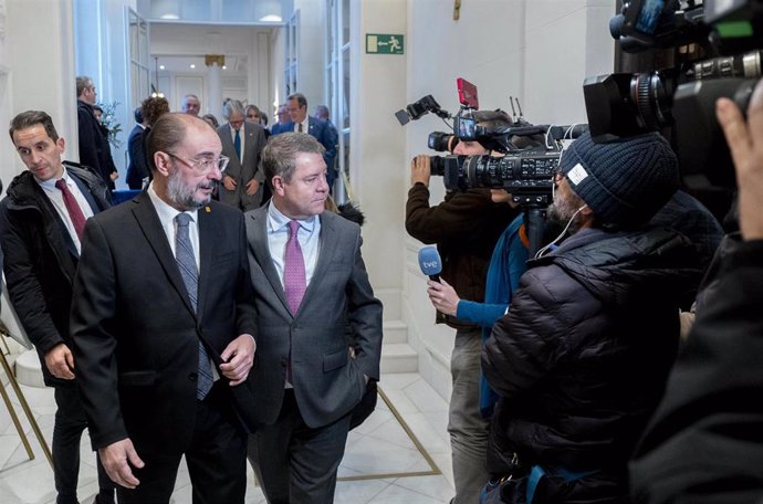 Archivo - El presidente de Aragón, Javier Lambán  (i), y el presidente de Castilla-La Mancha, Emiliano García-Page (d), asisten al desayuno informativo del Foro de la Nueva Economía con el presidente de IFRA y del Grupo Henneo, Fernando de Yarza López-M