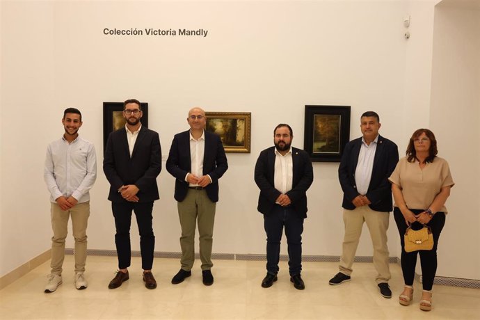 El diputado de Cultura, Manuel López Mestanza, visita la muestra 'Colección Victoria Mandly: donación de pintura malagueña de los años 70, 80 y 90 a Moclinejo' en el MAD