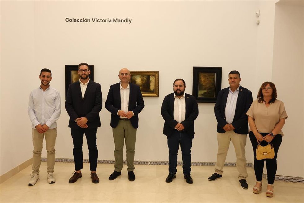 El diputado de Cultura, Manuel López Mestanza, visita la muestra 'Colección Victoria Mandly: donación de pintura malagueña de los años 70, 80 y 90 a Moclinejo' en el MAD