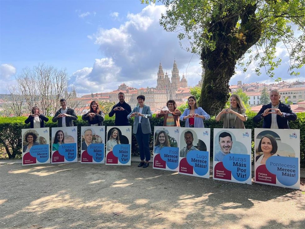 La portavoz nacional del BNG, Ana Pontón, en la víspera del inicio de la campaña electoral de las municipales del 28M junto a varias candidatas y candidatos en la Alameda compostelana.