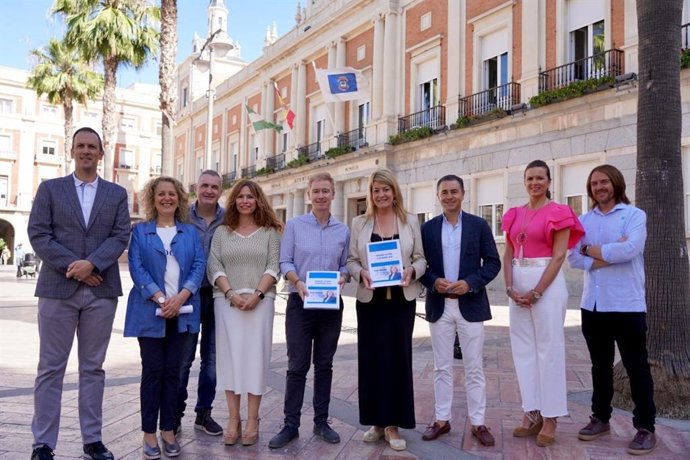 La candidata del PP a la Alcaldía de Huelva, Pilar Miranda, acompañada por el número nueve de su lista, Alfonso Castro, y otros miembros de la candidatura.