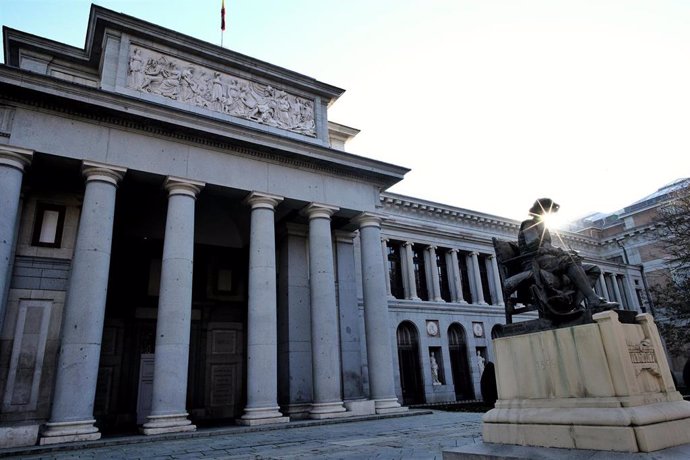 Archivo - La estatua de Velázquez frente al Museo del Prado, en el Paseo del Prado, en Madrid, a 22 de noviembre de 2020. 