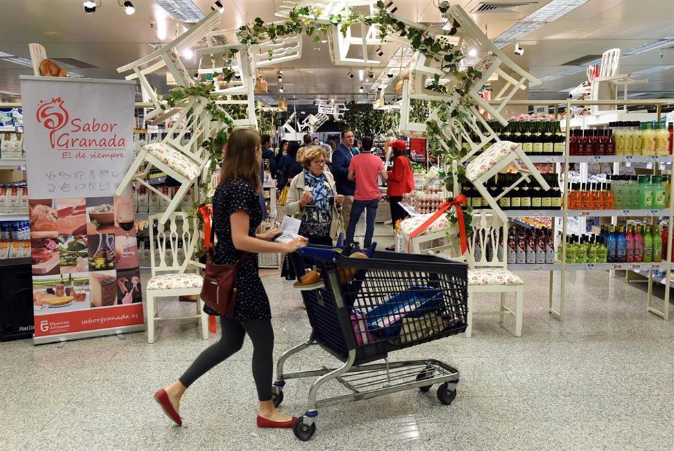 Archivo - Promoción de los productos de Sabor Granada en los centros de El Corte Inglés. Archivo.