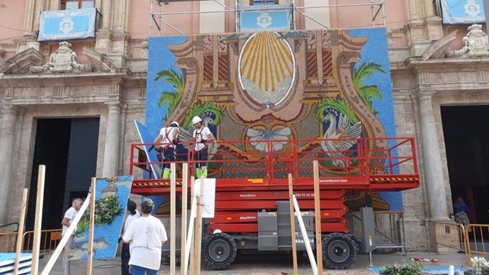 Imagen del tapiz de flor confeccionado para los actos conmemorativos del centenario de la Coronación de la Virgen de los Desamparados.