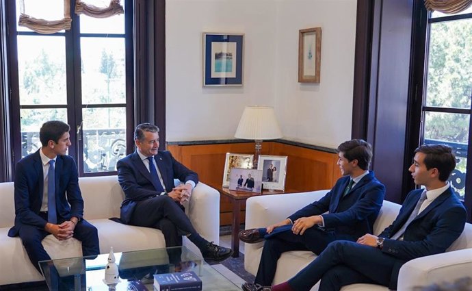 El consejero de la Presidencia, Interior, Diálogo Social y Simplificación Administrativa, Antonio Sanz, recibe a los finalistas del Circuito de Andalucía de novilladas.