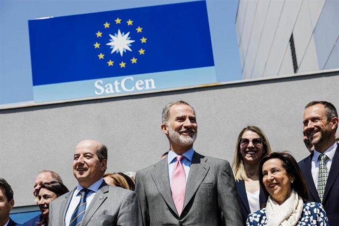 (I-D) La ministra de Defensa, Margarita Robles; el Rey Felipe VI y el director del Centro de Satélites de la Unión Europea, Sorin Ducaru, posan durante una visita al Centro de Satélites de la Unión Europea (EU SatCen), en la base de Torrejón de Ardoz