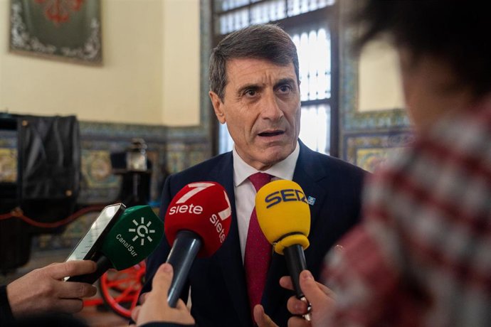 Archivo - El delegado del Gobierno de España en Andalucía, Pedro Fernández atiende a los medios. Archivo.