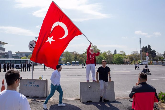 07 May 2023, Turkey, Istanbul: A man waves the turkish flag during the Turkish President Recep Tayyip Erdogan election campaign rally in the Istanbul Ataturk Airport National Garden, ahead of the General elections scheduled to take place on 14 May 2023.